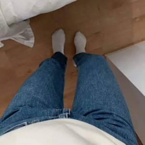 Weekday lash - Jeans från weekday i modellen Lash. Waist 27, length 30. Jag är 167cm. Otrrrolig färg!!!
