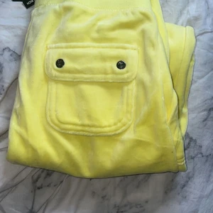 Juicy couture  - Hejhej säljer mina Juicy couture modellen heter ”lemon drop”. -aldrig använda så i nyskick  -prislapp och allt sitter kvar  -Storlek XS  -Jag är 165 och dem går ända vägen ner utan problem.  För mer info/bilder skriv gärna privat  ❤️ (Pris kan diskuteras)