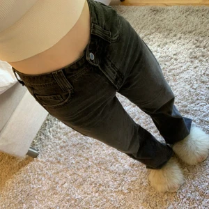 Gråa jeans Zara - Gråa högmidjade visa jeans från Zara. Har blivit uppsydda med går ner till marken som ni kan se på bilden på mig som är 165cm.