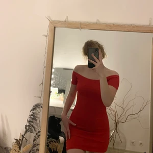 Klänning - Off shoulder klänning. Superfin med tyvärr för liten 