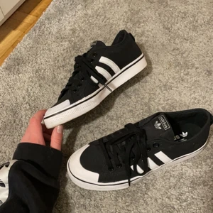 Adidas skor strl 41 1/3 - Skorna är ny köpta, använda ungefär en vecka. Men dom har en rundare passform än vad jag är van vid och därför passar dom inte så bra på mig.
