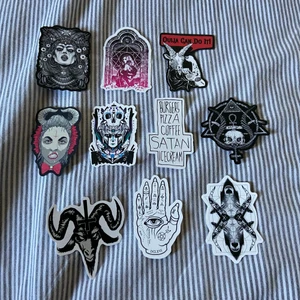 Satanism klistermärken / stickers  - Klistermärken I bra kvalitet. Sitter kvar länge. Använder samma typ på mobil och dator och de håller bra. 6kr/st. 5 för 25kr. 10 för 50kr. Frakt tillkommer på 13:-. Har fler klistermärken på min sida. 