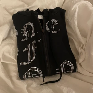 ONE OF ONE, ZIP HOODIE - Säljer denna zip hoodien från one of one. Den har sällan använts, så inga defekter eller tappade stenar. 🤍 nypris 1500kr X Slutsåld på hemsidan X
