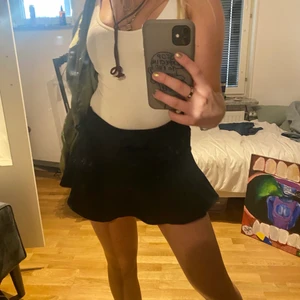 Svart zara kjol - Säljer denna svarta kjol från Zara! SÄLJER ÄVEN I LILA SAMMA STORLEK! KÖP 2 FÖR 160kr IST FÖR 220!