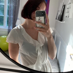 Din nya favorit sommar outfit  - En byxdress med fickor, omlott med mycket fladder som blåser fint i vinden. V-ringad med en knapp för säkerhet 