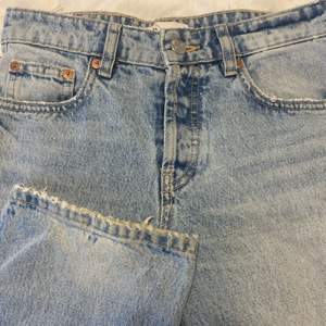 Säljer dessa ljusblå straight mid rise jeans från Zara i storlek 34💙
