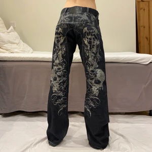 Wax jeans - Baggy lågmidjade jeans från Wax me asballt tryck o nitar💕 killmodell så man tänker på d. Midja 82 cm o innerben ca 82