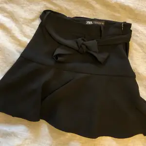 Säljer denna super söta kjol från zara i nyskick🤍🤍