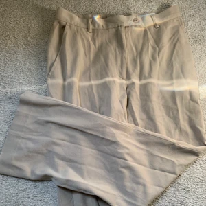 Beige kostymbyxor  - Beige kostymbyxor Lågmidjade sköna och fina till sommaren, skriv för fler bilder☀️