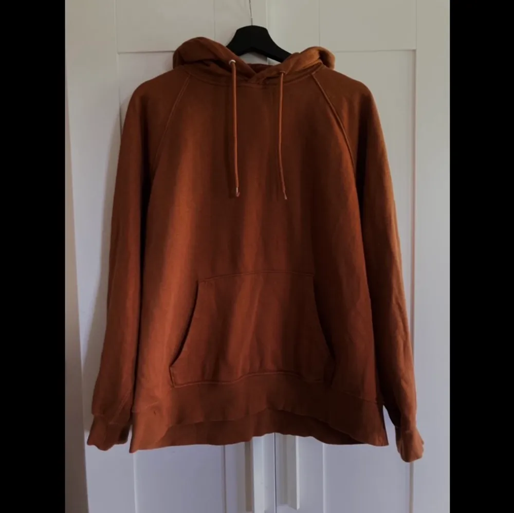 Brun oversized hoodie som aldrig är använd! Väldigt mysig och en fin färg, nyskick skick men köpt för längesen från H&M därav lågt pris☺️. Hoodies.