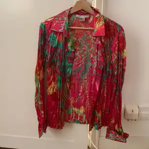 En vintage skjorta gjord av 100% silke. Bra skick, knappt använd 