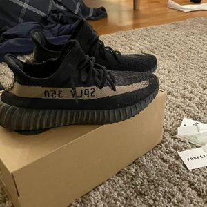 Yeezy Olive - Yeezy i storlek 42, kvitto och låda finns, lägg bud eller ställ eventuella frågor!