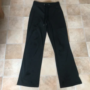 Gina trioct byxor st XS - Hej! Jag säljer mina byxor för att jag har tänkt o köpa juicy. Jag har bara haft dom i 2 veckor och använda ett par ggr. Dom är svarta. Jag vet inte ifall jag kan posta då jag inte har ngt material.