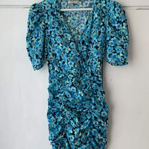 Perfekt klänning till sommaren. Används få antal gånger som ny. nypris 499kr. Storlek M men passar en S. (Liten i storlek)