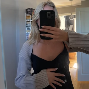 Beige bolero HM - Säljer denna fina bolero från hm i storlek Xs då den inte riktigt kommit så mycket till användning, användt max 3 gånger så är i bra skick! 💕💖