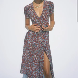 Réalisation par klänning - Klänning från Réalisation, modell The Teal, storlek XS, aldrig använd 