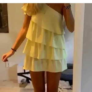 gul zara klänning - säljer denna slutsålda klänningen från zara! Aldrig använd endast testad, säljer endast vid bra pris