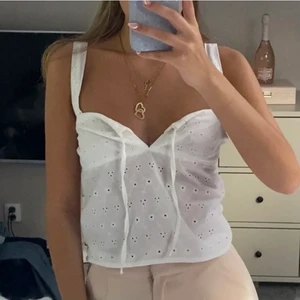 egensydd topp - skit fin egensydd topp köpt nyss på plick. Passade inte riktigt mig så säljer vidare 🥹. Lånade bilder. Köparen står för frakt. ANVÄND EJ KÖP DIREKT KNAPP!! 💕