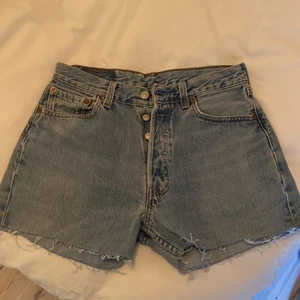 Shorts Levis  - Vintage shorts från Levis 501 i storlek 30.  Köpare står för frakt 🫶