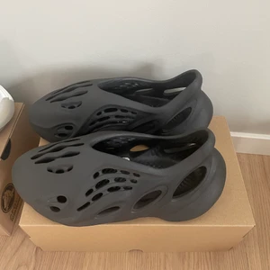 Foamrunner  - Säljer ett par foam runners som är oanvända, kom med bud!