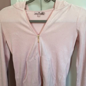 Juicy couture kofta💕 - Säljer rosa juicy kofta i bra skick. Storlek 12 år men passar även större. Tryck på ryggen (andra bilden). Hör av dig vid frågor eller intresse💗