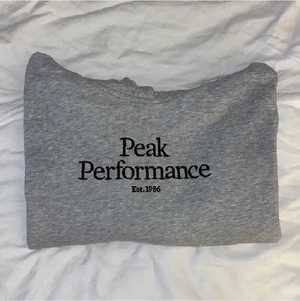 Peak performance  - Säljer denna hoodien från peak performance, då den aldrig kommer till användning. 