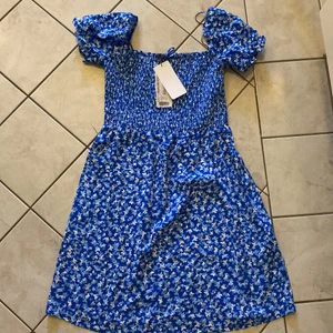Klänning  - Säljer nu denna blå klänning då den va för liten, men superfin och aldrig använd!💞 köpt för 169 så jätte bra pris nu! 