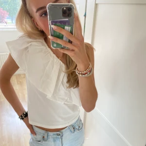 Vit topp - Super fin vit sommar topp från zara med prislappen kvar! Från barn avdelningen i storlek 152 men skulle säga att den är stor i storlek, passar någon som är xs-m beroende på hur man vill att den ska sitta💞 BUD 230kr, avslutas söndag 26/6