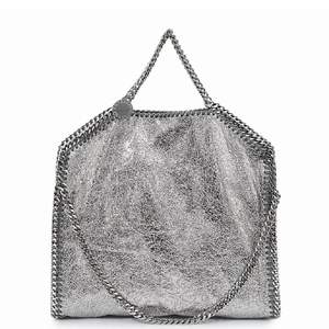 Super ball kedje-väska som liknar Stella mqaccrtney väskorna! 🖤 super stor och rymlig, tre band! Sparsamt använd! ⭐️🪩