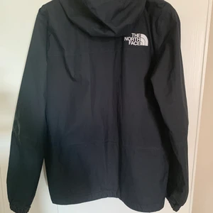 Northface  - Northface tunn jacka i fint skick storlek medium , utan några skavanker och i fint skick .. kan skickas alternativt mötas upp i Örebro 