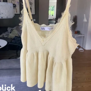 Topp - Säljer denna söta topp från zara, använd 2 gånger💞