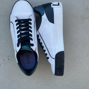 Sneakers Vita,svarta - Säljer mina skor som är nästan som nya. Skorlek 43. Kan mötande i göteborgsområdet eller frakta men köparen står för frakten. 