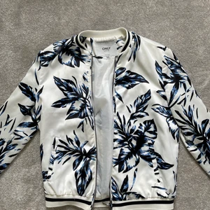 Jättefin sommarjacka strl 34 - En jättefin sommarjacka från ONLY i storlek 34. Använd ett fåtal gånger och säljes på grund av för liten.