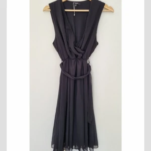 Svart klänning  - Super fin klänning 💫oanvänd. Det passar båda storlek S-M.