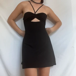 Somrig svart klänning - Söt svart klänning som är perfekt för solsemestern eller sommaren! Visas på mig som oftast bär S i toppar och m/L i byxor för referens. Köpare står för 51kr spårbar frakt. Plagget är i nyskick och är aldrig använt då det ej är min stil. Köpt på hm. 