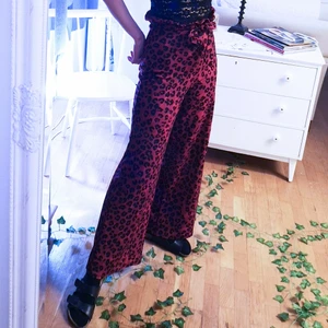 Gina Tricot byxor strl XS - Coola röda leopardmönstrade byxor med hög midja, vida byxben, inga fickor, lite stretchigt luftigt tyg (inte genomskinligt). Knyts i midjan. 