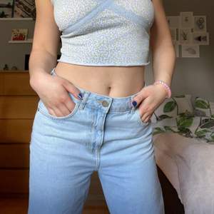 Ljusa jeans från Zara i strl 36. Har en ganska loose fit. Passar mig som är 160!