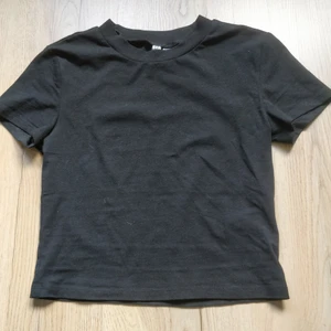Svart t-shirt - Svart, croppad typ "babytee" från h&m. Knappt använd så i fint skick! Sitter bra på mig som brukar ha S. Har också en likadan i vit! Skriv om du har frågor eller vill ha fler bilder! 😊💗