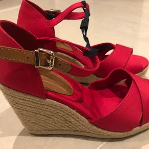 Sommarskor Tommy hilfiger  - Sommarskor/kilklack i Tommy Hilfiger, aldrig använda. Storlek 38.