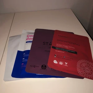 Ansiktsmasker - Oanvända och oöppnade ansiktsmasker - Bioeffect Imprinting Hydrogel Facial Mask - beauty pro brightening sheet mask - Good hair don’t care 30 ml shine hair mask - starskin - starskin nourishing double-layer hand mask gloves  Värde: 374kr