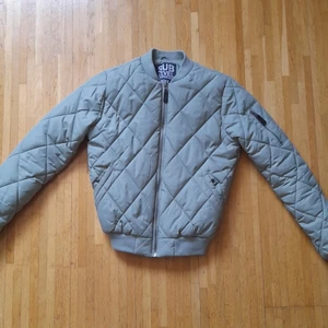 Grön fodrad jacka - Grön fodrad jacka ned kort midja