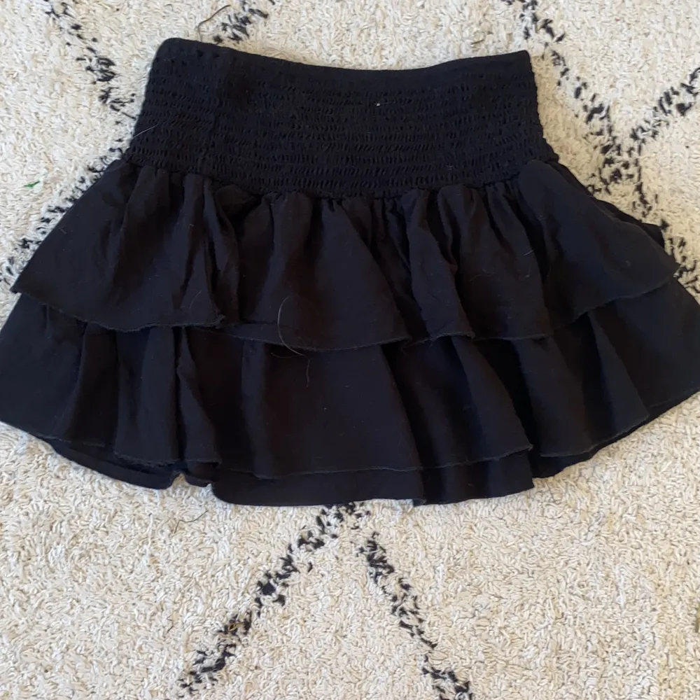 Helt ny svart kjol från shein. Aldrig använd pga att den är för liten🖤. Kjolar.