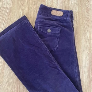 Lågmidjade manchesterbyxor  - Bootcut lågmidjade manchesterbyxor i fin mörklila färg. Påminner lite om juicy-mjukisbyxor. Enda felet på dem är att knapparna på bakfickorna är lite missfärgade. S/M. Skriv för fler frågor eller bilder, pris går att diskuteras :) <3