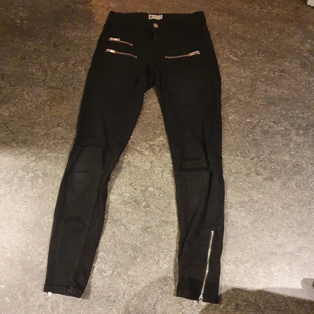 Svarta byxor från Gina sökes! Likande stil av byxor är också av intresse. Storlek S 28 tum. . Jeans & Byxor.