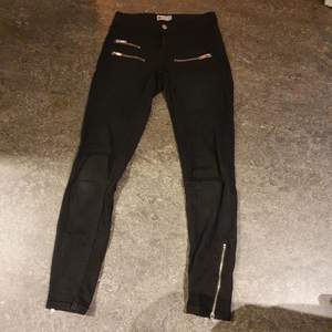 Svarta byxor från Gina sökes! Likande stil av byxor är också av intresse. Storlek S 28 tum. 