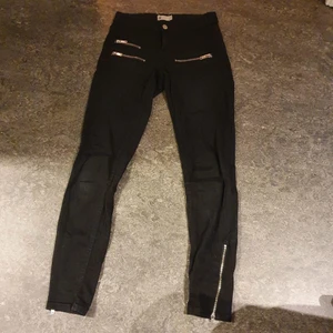 Svarta jeans från Gina sökes  - Svarta byxor från Gina sökes! Likande stil av byxor är också av intresse. Storlek S 28 tum. 