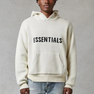 Söker denna hoodien från Fear of God i S - Om någon har den är jag villig att ge 2-3k beroende på hur bra skick den är i. 