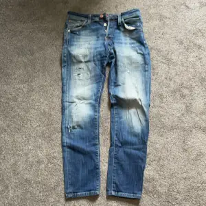 Fina jeans i lätt använt skick. Tror de är köpta för 800 - 900kr  