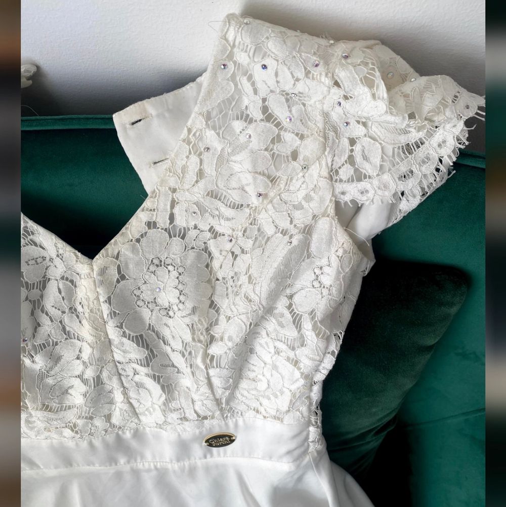 Så fin klänning inköpt på bubbleroom för några år sedan. Omgjord av en designer som satte kristaller på övre delen av klänningen, vilket gör den unik.  Passar på sommarfester, skolavslutningar mm. 🙌🏼❣️. Klänningar.