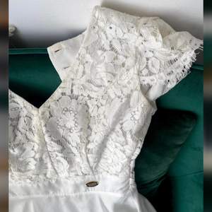 Så fin klänning inköpt på bubbleroom för några år sedan. Omgjord av en designer som satte kristaller på övre delen av klänningen, vilket gör den unik.  Passar på sommarfester, skolavslutningar mm. 🙌🏼❣️